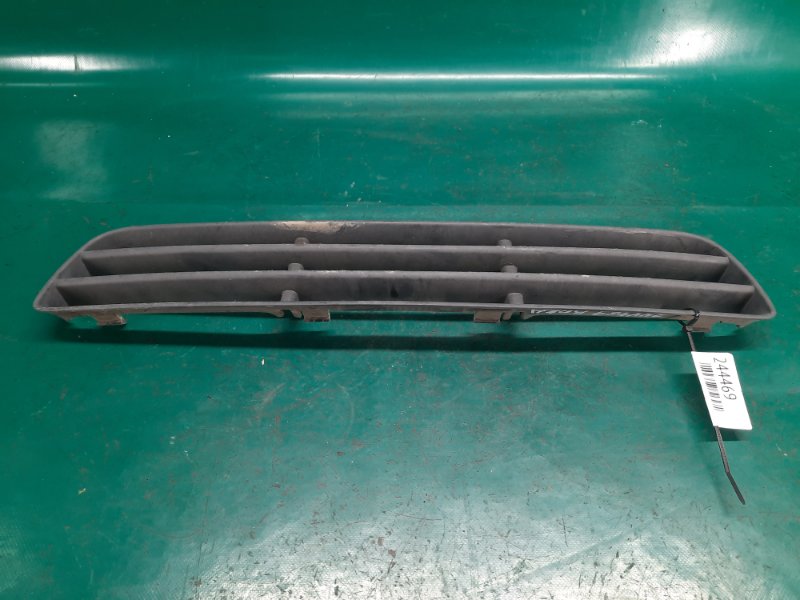 Решетка переднего бампера BORA 99-05 Седан