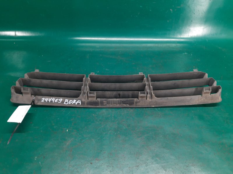 Решетка переднего бампера BORA 99-05 Седан