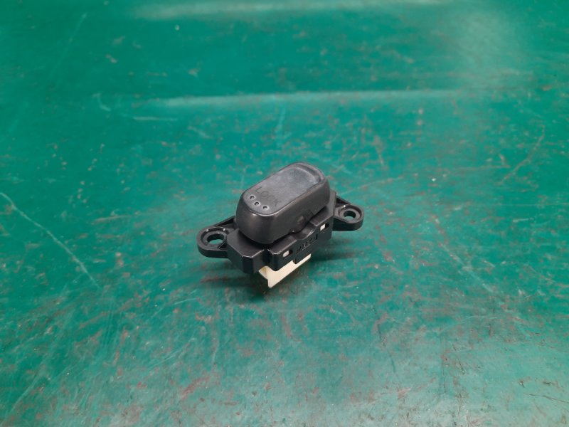 Запчасть кнопка центрального замка передняя левая MAZDA 5 CR 05-10 2008 Минивен 2.3 GK2A-66-660 Б/У Кнопка центрального замка передняя левая MAZDA 5 CR 05-10 2008 Минивен 2.3 GK2A-66-660 Б/У