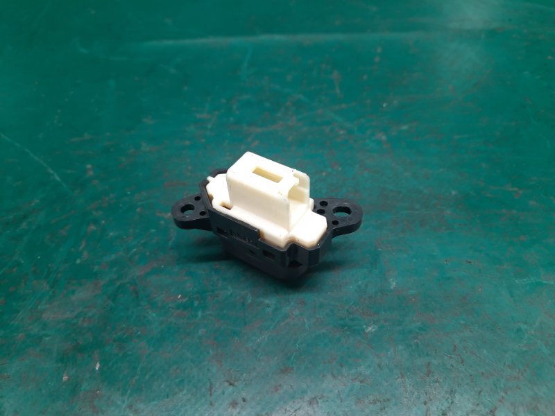 Кнопка центрального замка передняя левая 5 CR 05-10 2008 Минивен 2.3 Кнопка центрального замка передняя левая 5 CR 05-10 2008 Минивен 2.3