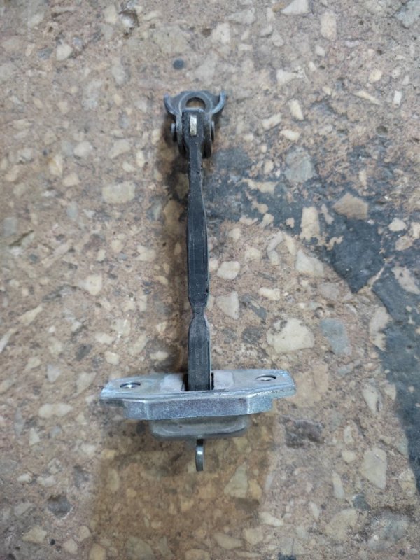 Запчасть ограничитель двери передний правый TOYOTA AURIS 06-12 68610-12190 Б/У Ограничитель двери передний правый TOYOTA AURIS 06-12 68610-12190 Б/У