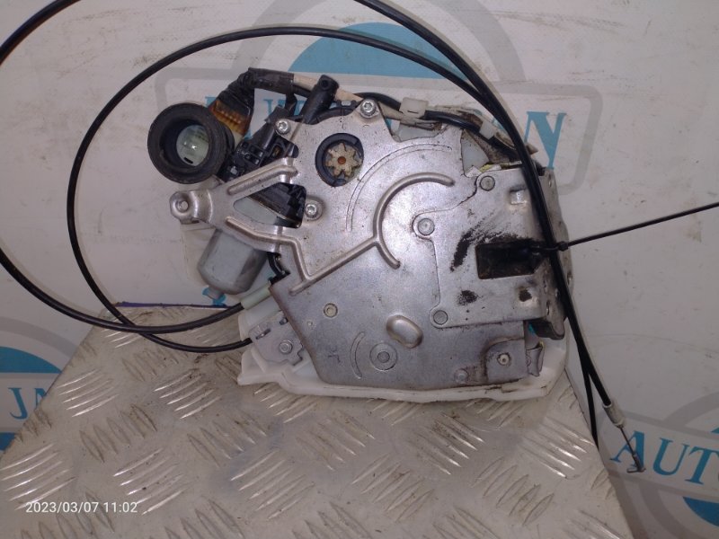 Замок двери боковой задний левый SIENNA 11-16 2012 GSL30 3.5 2GR-FE