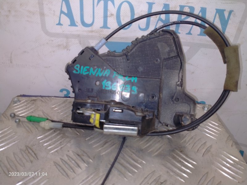 Запчасть замок двери передний левый TOYOTA SIENNA 11-16 2012 GSL30 3.5 2GR-FE 69040-0C050 Б/У Замок двери передний левый TOYOTA SIENNA 11-16 2012 GSL30 3.5 2GR-FE 69040-0C050 Б/У