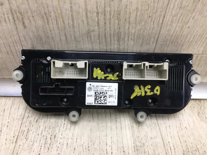 Блок управления печкой PASSAT B7 11-15 A32 Блок управления печкой PASSAT B7 11-15 A32