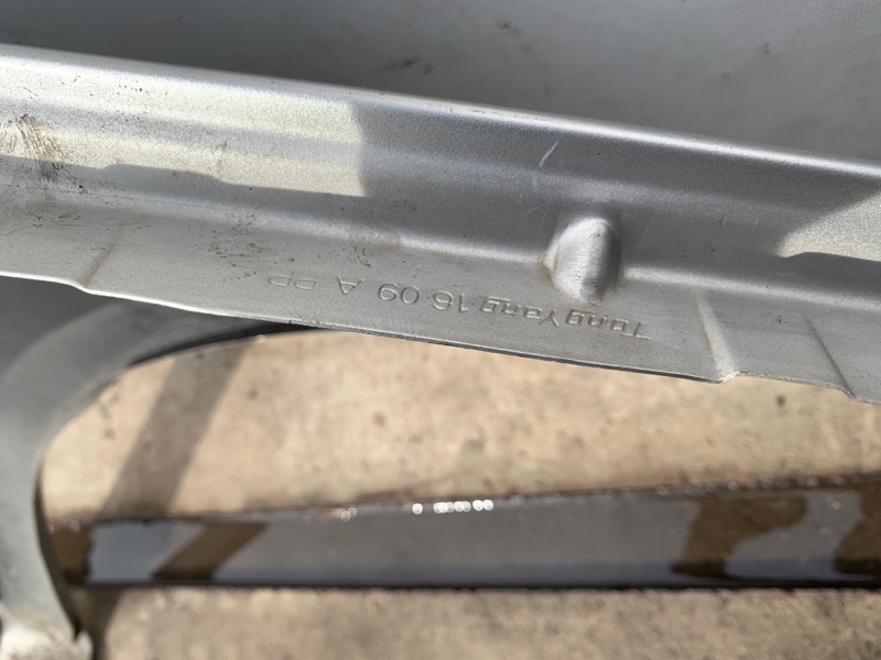 Крыло переднее левое 200 10-14