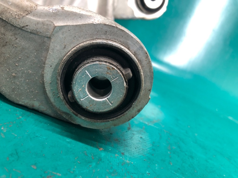 Цапфа задняя левая QX30 16-20 2019 Внедорожник 2.0