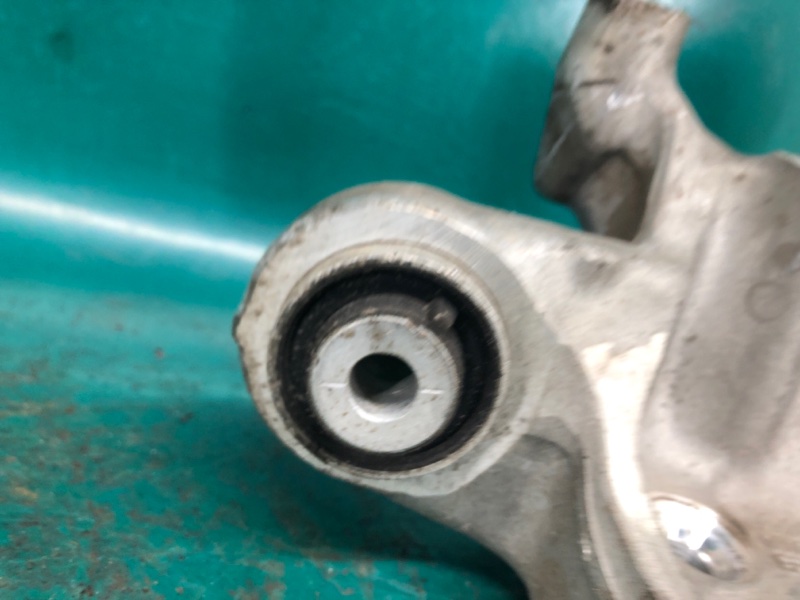 Цапфа задняя левая QX30 16-20 2019 Внедорожник 2.0