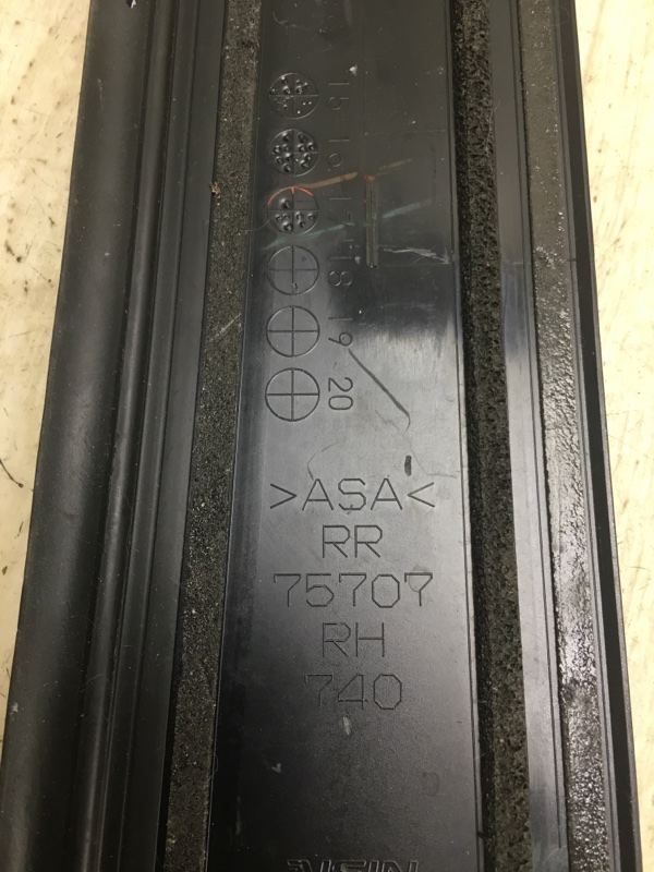 Накладка двери задняя правая LEXUS RX350/450 15-22 Накладка двери задняя правая LEXUS RX350/450 15-22