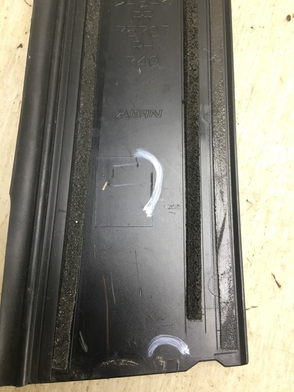 Накладка двери задняя правая RX350/450 15-22 Накладка двери задняя правая RX350/450 15-22