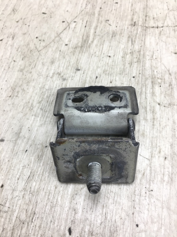 Петля крышки багажника задняя левая SUZUKI SWIFT 04-11 Петля крышки багажника задняя левая SUZUKI SWIFT 04-11