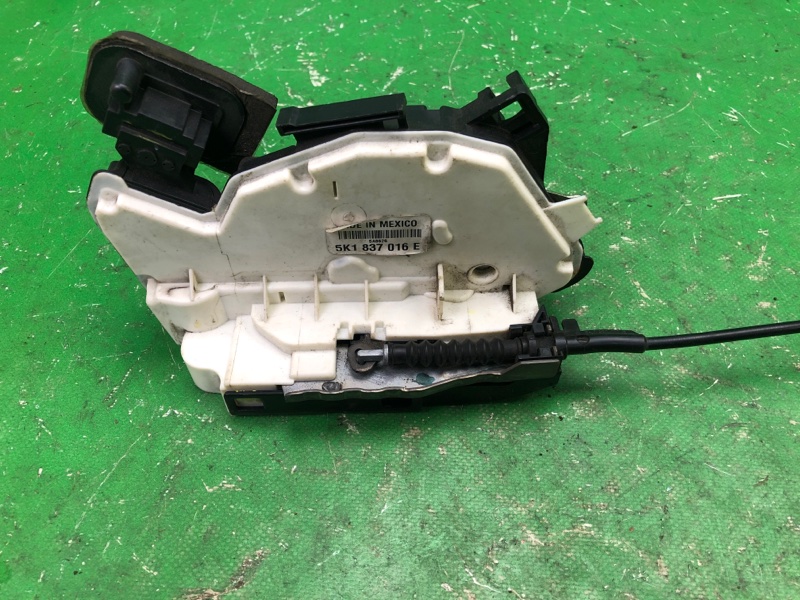 Замок двери передний правый PASSAT B7 11-15 2014 A32 1.8 CPRA