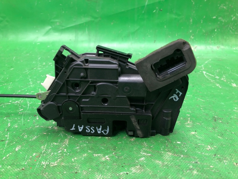 Замок двери передний правый PASSAT B7 11-15 2014 A32 1.8 CPRA