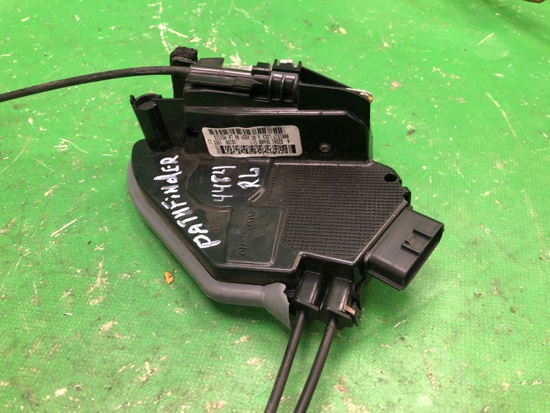 Замок двери задний левый PATHFINDER R52 12-21 2018 R52 3.5 VQ35DD