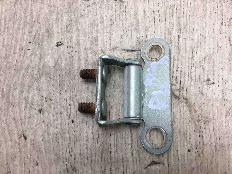 Запчасть петля крышки багажника левая TOYOTA PRIUS - 20 03-11 68810-47010 Б/У Петля крышки багажника левая TOYOTA PRIUS - 20 03-11 68810-47010 Б/У