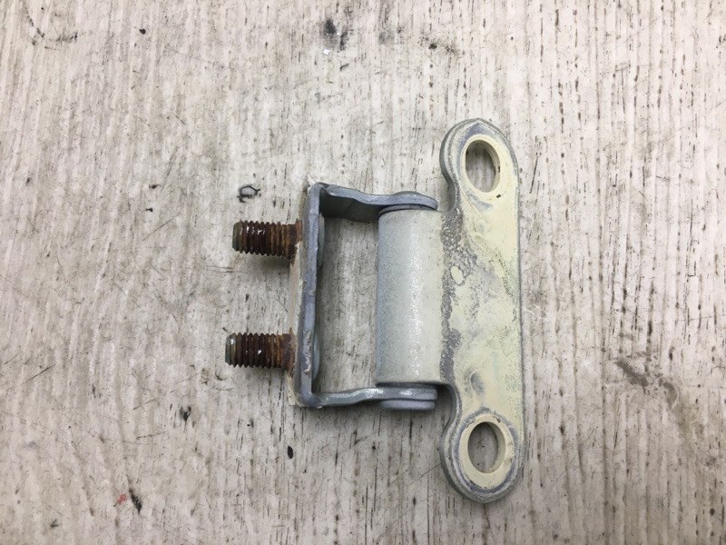 Петля крышки багажника левая PRIUS - 20 03-11 Петля крышки багажника левая PRIUS - 20 03-11