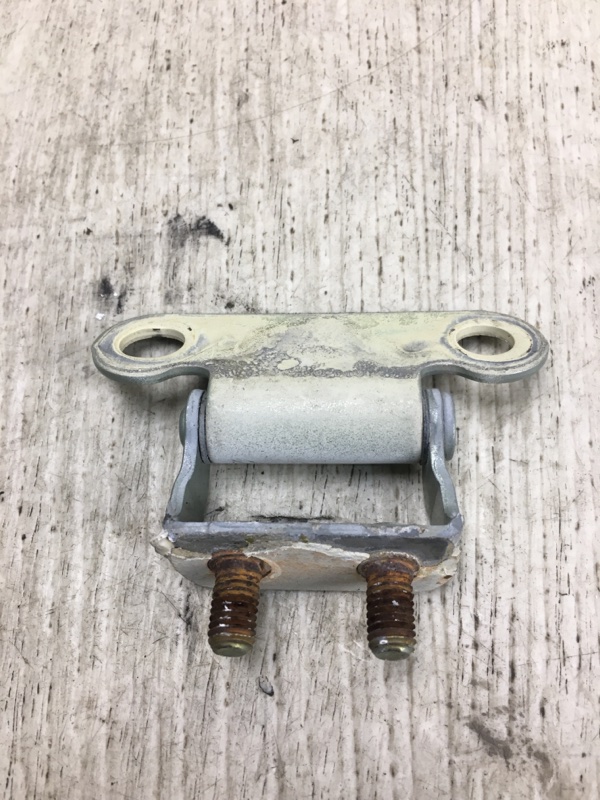 Петля крышки багажника левая TOYOTA PRIUS - 20 03-11 Петля крышки багажника левая TOYOTA PRIUS - 20 03-11