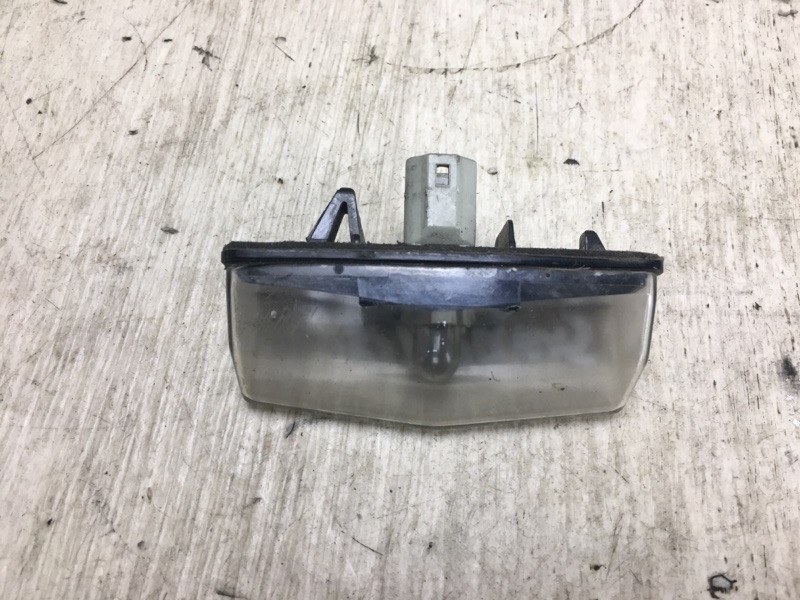 Запчасть подсветка номера TOYOTA PRIUS - 20 03-11 81270-53011 Б/У Подсветка номера TOYOTA PRIUS - 20 03-11 81270-53011 Б/У