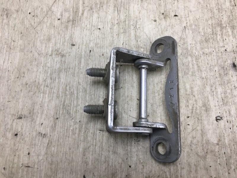 Петля крышки багажника SUBARU FORESTER SF 97-02 61820FC000 Б/У