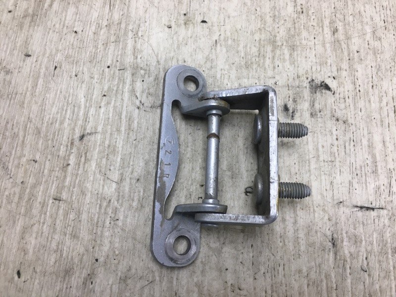 Петля крышки багажника SUBARU FORESTER SF 97-02 61820FC000 Б/У