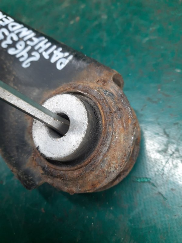 Рычаг задней подвески поперечный нижний правый PATHFINDER R52 12-21 2014 R52 3.5 VQ35DE