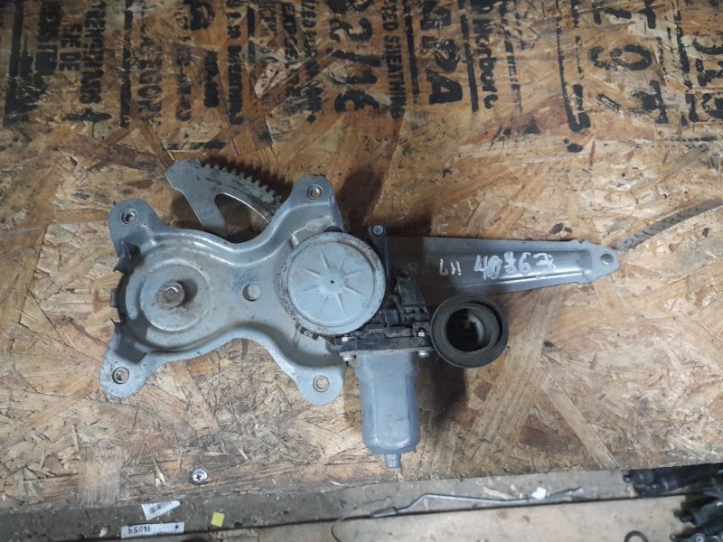 Стеклоподъемник задний левый TOYOTA AURIS 06-12 69840-02240 Б/У