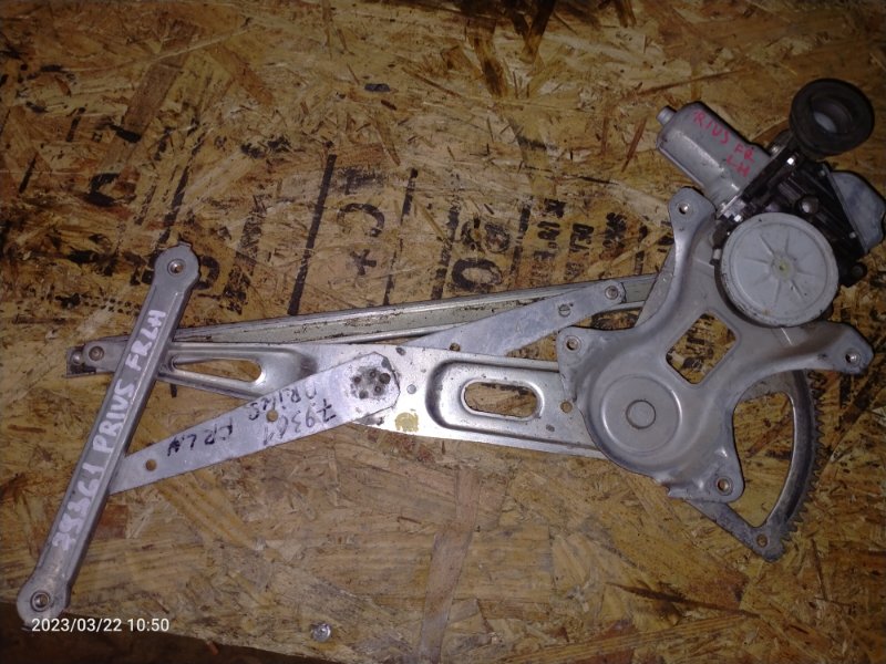 Запчасть стеклоподъемник передний левый TOYOTA PRIUS - 30 09-17 69802-52070 Б/У Стеклоподъемник передний левый TOYOTA PRIUS - 30 09-17 69802-52070 Б/У