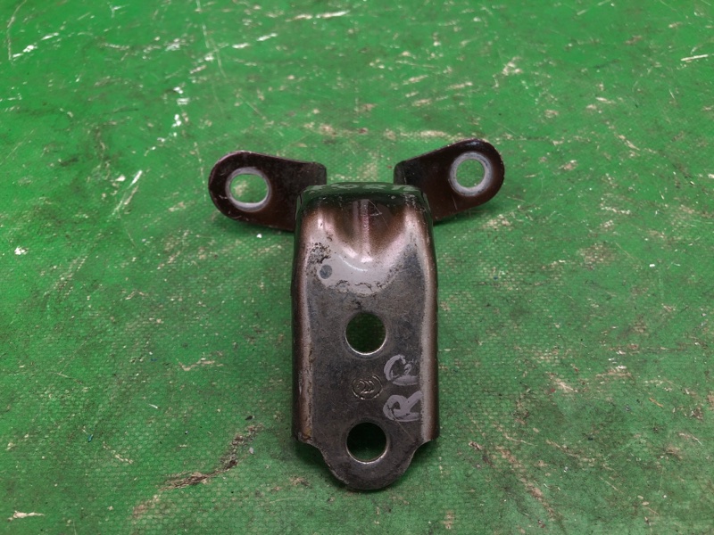 Петля двери нижняя правая KIA FORTE/CERATO TD 08-13 2009 TD 2.0 G4KD 79320-2H000 Б/У