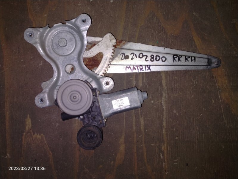 Стеклоподъемник задний правый TOYOTA MATRIX 02-08 2002 ZZE132 1.8L 1ZZ-FE 69803-01040 Б/У