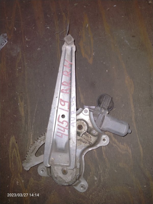 Стеклоподъемник задний правый TOYOTA AURIS 06-12 69830-02240 Б/У