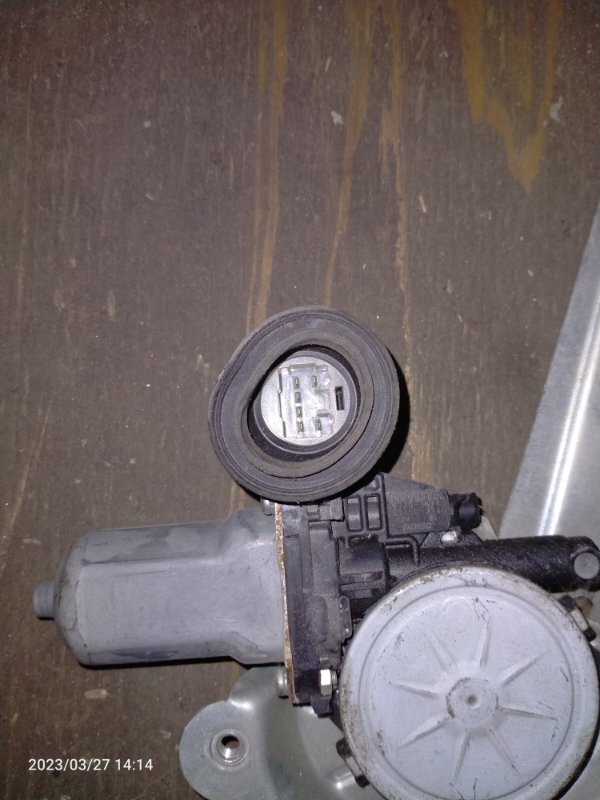 Стеклоподъемник задний правый TOYOTA AURIS 06-12