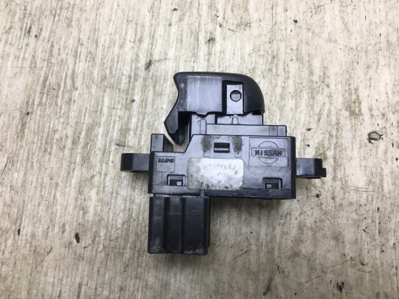 Кнопка стеклоподъемника задняя левая LEAF 10-17