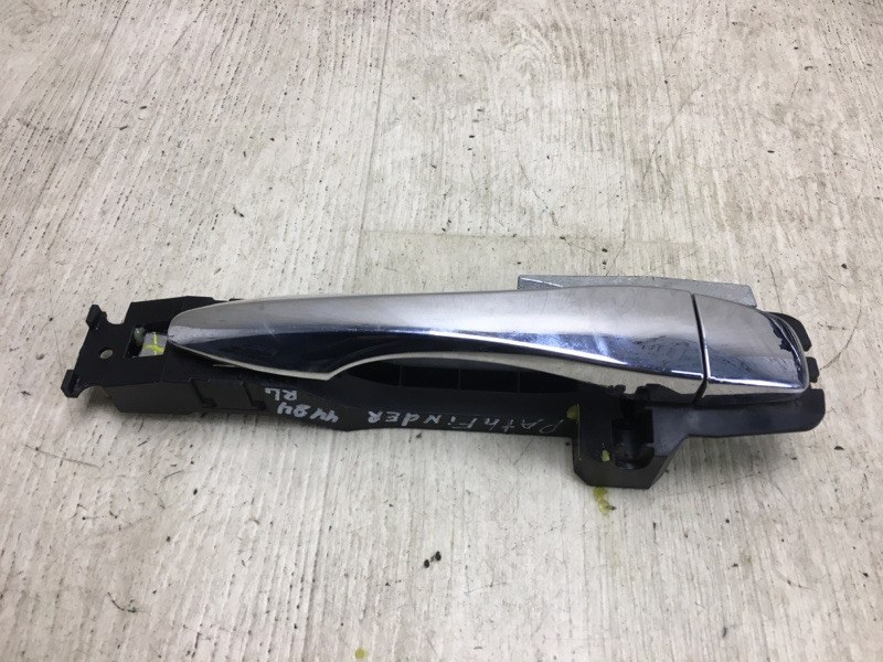 Ручка двери наружная задняя левая PATHFINDER R52 12-21 2018 R52 3.5 VQ35DD Ручка двери наружная задняя левая PATHFINDER R52 12-21 2018 R52 3.5 VQ35DD