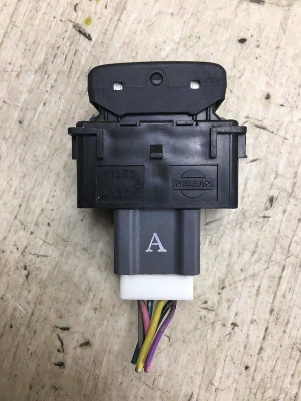 Кнопка обогрева сидений левая JUKE 10-19 2010 F15 1.6 MR16DDT