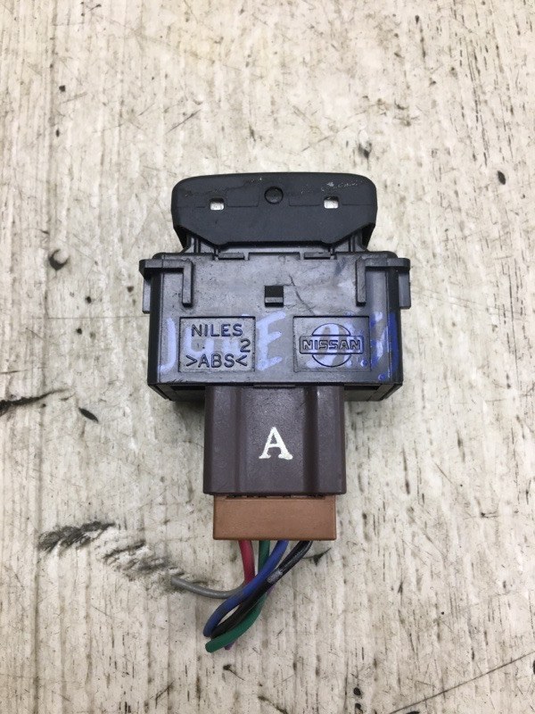 Кнопка обогрева сидений правая JUKE 10-19 2010 F15 1.6 MR16DDT Кнопка обогрева сидений правая JUKE 10-19 2010 F15 1.6 MR16DDT