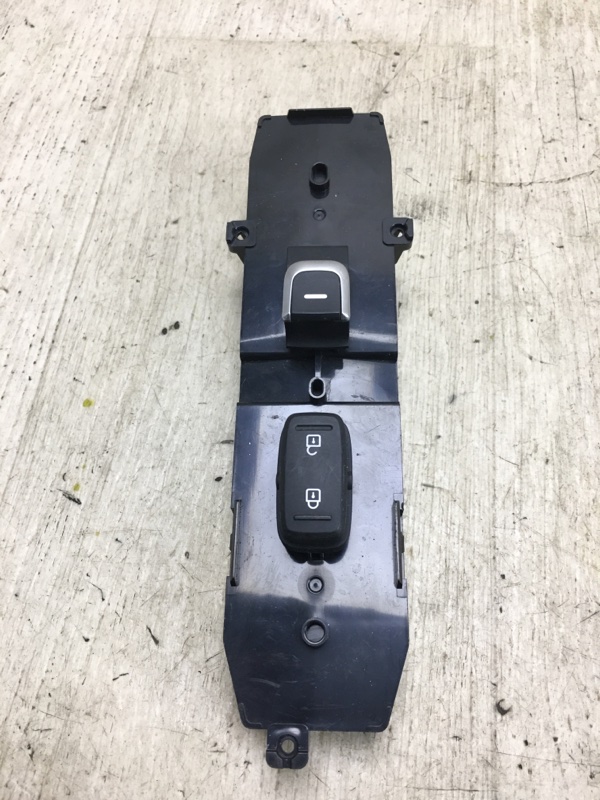 Кнопка стеклоподъемника передняя правая SORENTO UM 14- 2015 UM 2.4 G4KJ