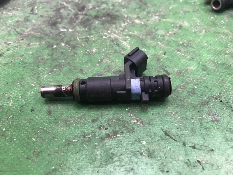 Форсунка топливная VOLKSWAGEN PASSAT B7 11-15 2013 A32 CBTA 2.5L 07K 906 031 C Б/У