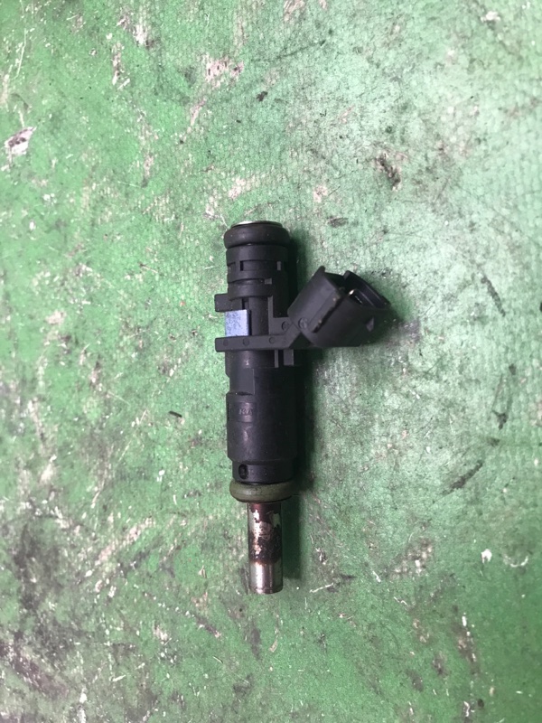 Форсунка топливная VOLKSWAGEN PASSAT B7 11-15 2013 A32 CBTA 2.5L 07K 906 031 C Б/У