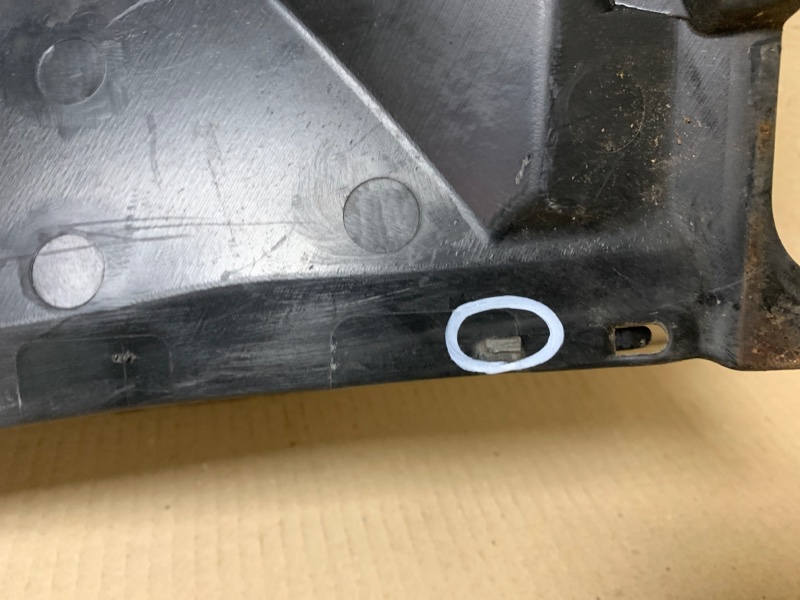 Пластик под лобовое стекло / Жабо HIGHLANDER 01-07