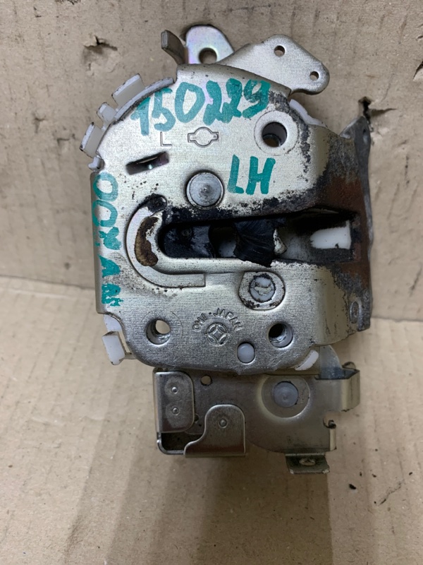 Замок двери задний левый NV200 USA 13-