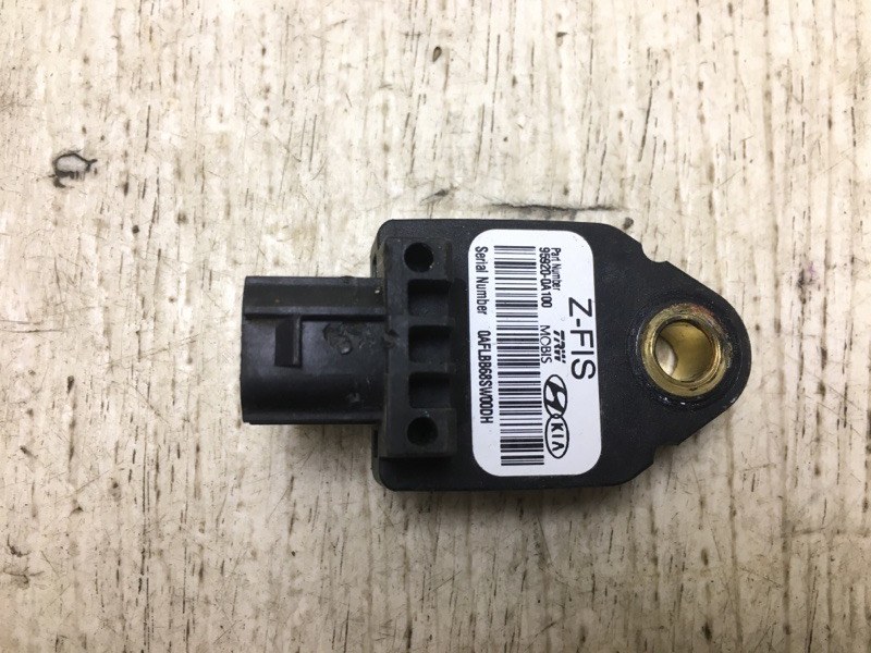 Запчасть датчик удара передний HYUNDAI SONATA YF 10-14 2013 YF 2.4 G4KJ 95920-0A100 Б/У Датчик удара передний HYUNDAI SONATA YF 10-14 2013 YF 2.4 G4KJ 95920-0A100 Б/У