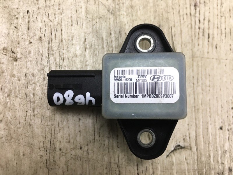 Датчик удара HYUNDAI SONATA YF 10-14 2012 YF 2.4 G4KK 95920-1M200 Б/У