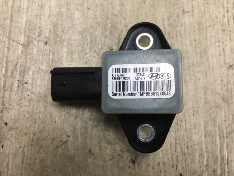 Запчасть датчик удара KIA OPTIMA TF 11-16 2013 TF 2.4 G4KJ 95920-1M200 Б/У Датчик удара KIA OPTIMA TF 11-16 2013 TF 2.4 G4KJ 95920-1M200 Б/У