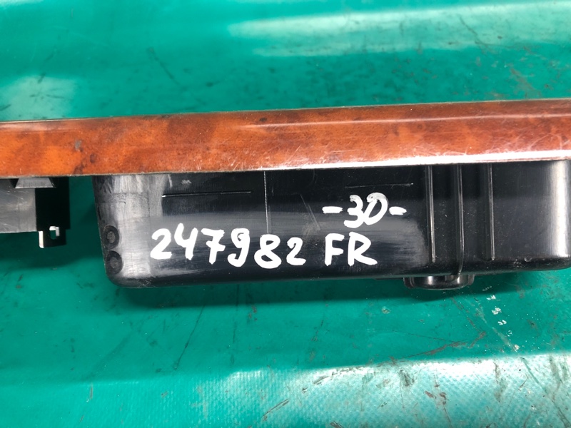 Накладка кнопок стеклоподъемника передняя правая CAMRY 30 02-06 2002 Седан 3.0 1MZFE