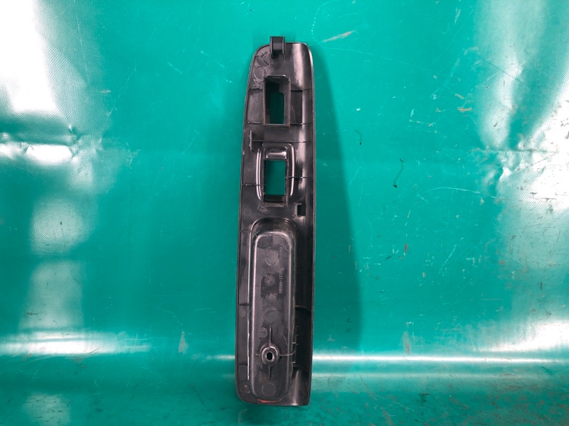 Накладка кнопок стеклоподъемника передняя правая CAMRY 30 02-06 2002 Седан 3.0 1MZFE