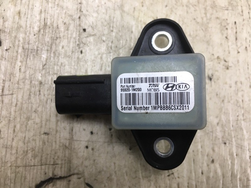 Датчик удара HYUNDAI SONATA YF 10-14 2013 YF 2.4 G4KJ 95920-1M200 Б/У