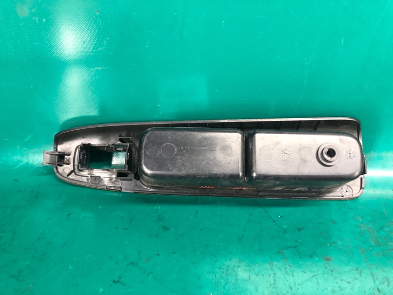 Накладка кнопок стеклоподъемника задняя правая CAMRY 30 02-06 2002 Седан 3.0 1MZFE