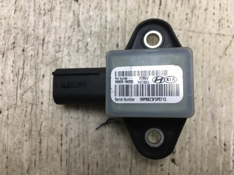 Запчасть датчик удара HYUNDAI SONATA YF 10-14 2011 YF 2.4 G4KJ 95920-1M200 Б/У Датчик удара HYUNDAI SONATA YF 10-14 2011 YF 2.4 G4KJ 95920-1M200 Б/У