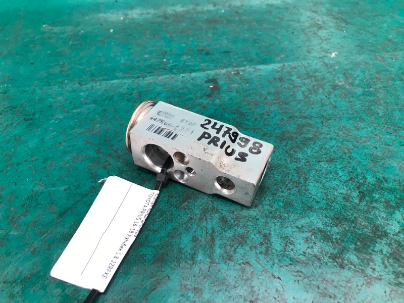 Клапан кондиционера TOYOTA PRIUS 16- 2016 Хэтчбек 1.8 2ZRFXE 88515-30800 Б/У