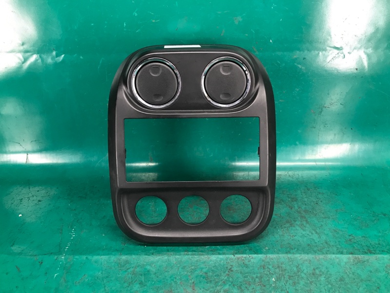 Накладка торпедо центр. JEEP PATRIOT 10-17 2011 Внедорожник 2.4 ED3 1PL231DVAB Б/У