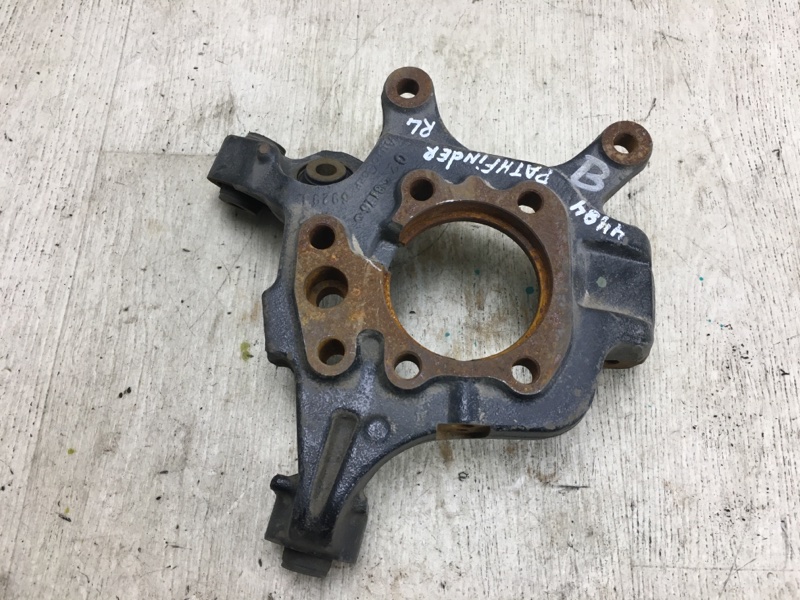 Цапфа задняя левая PATHFINDER R52 12-21 2018 R52 3.5 VQ35DD